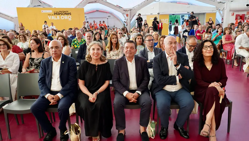Celebración del Sorteo de Oro de Cruz Roja, que cumple 46 años, al que acuden la presidenta de nacional de la organización y la autonómica, María del Mar Pageo Giménez, y Rosa Urbón Izquierdo; el consejero de la Presidencia, Luis Miguel González Gago y el alcalde de Valladolid Jesús Julio Carnero