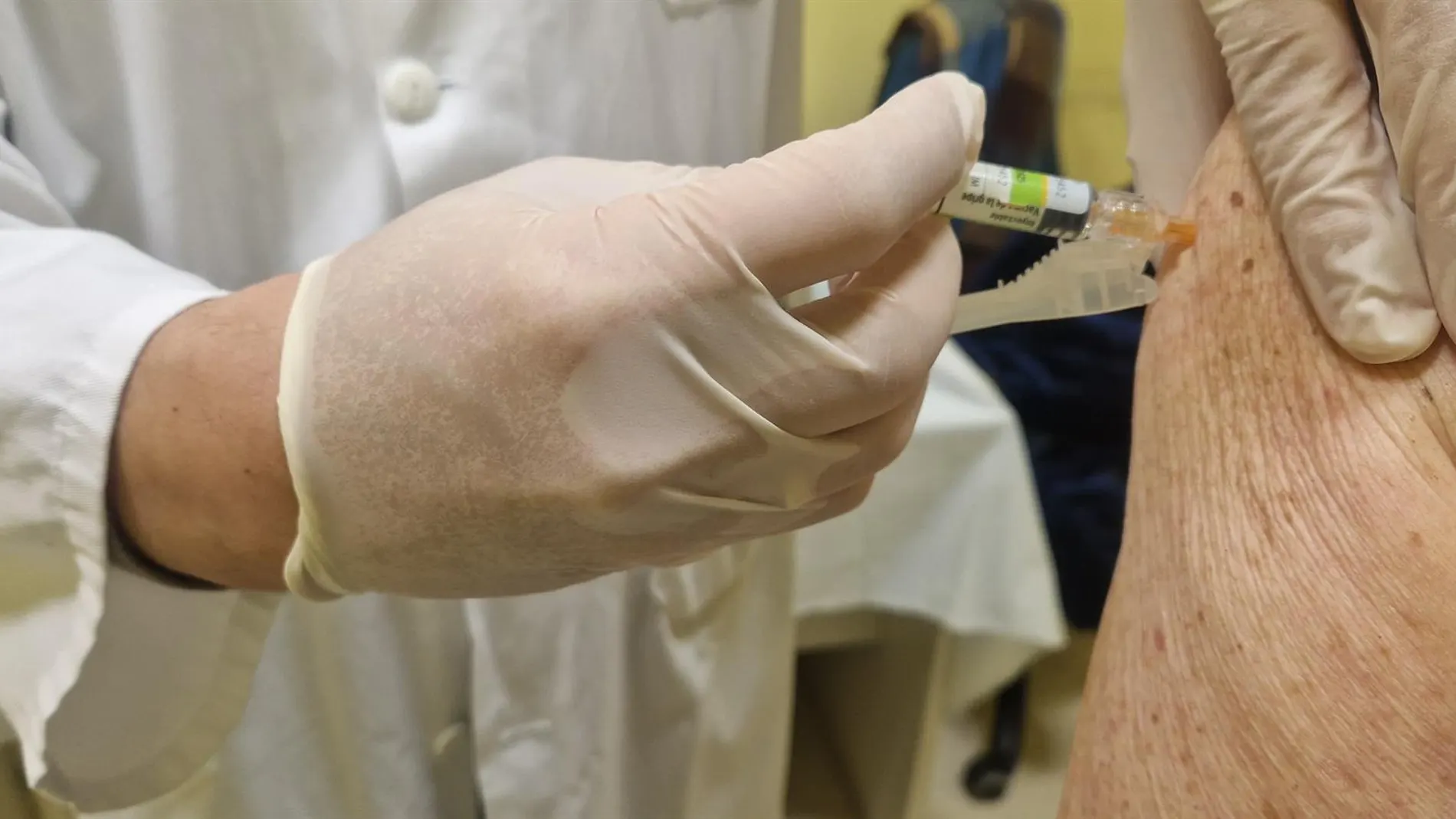 Andalucía ya registra casos de Covid con la nueva variante: sin mayor gravedad pero con "ventaja selectiva" a la vacuna