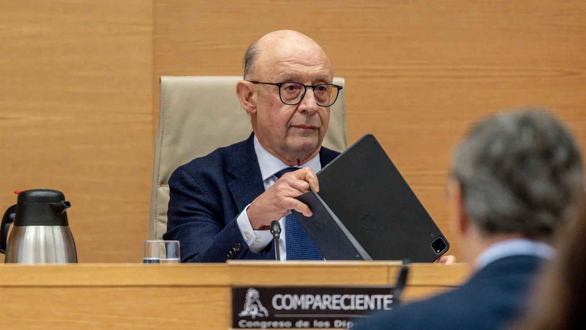 El despacho fundado por Montoro denuncia un uso político de la causa y dice que ningún gobierno ha cuestionado las leyes