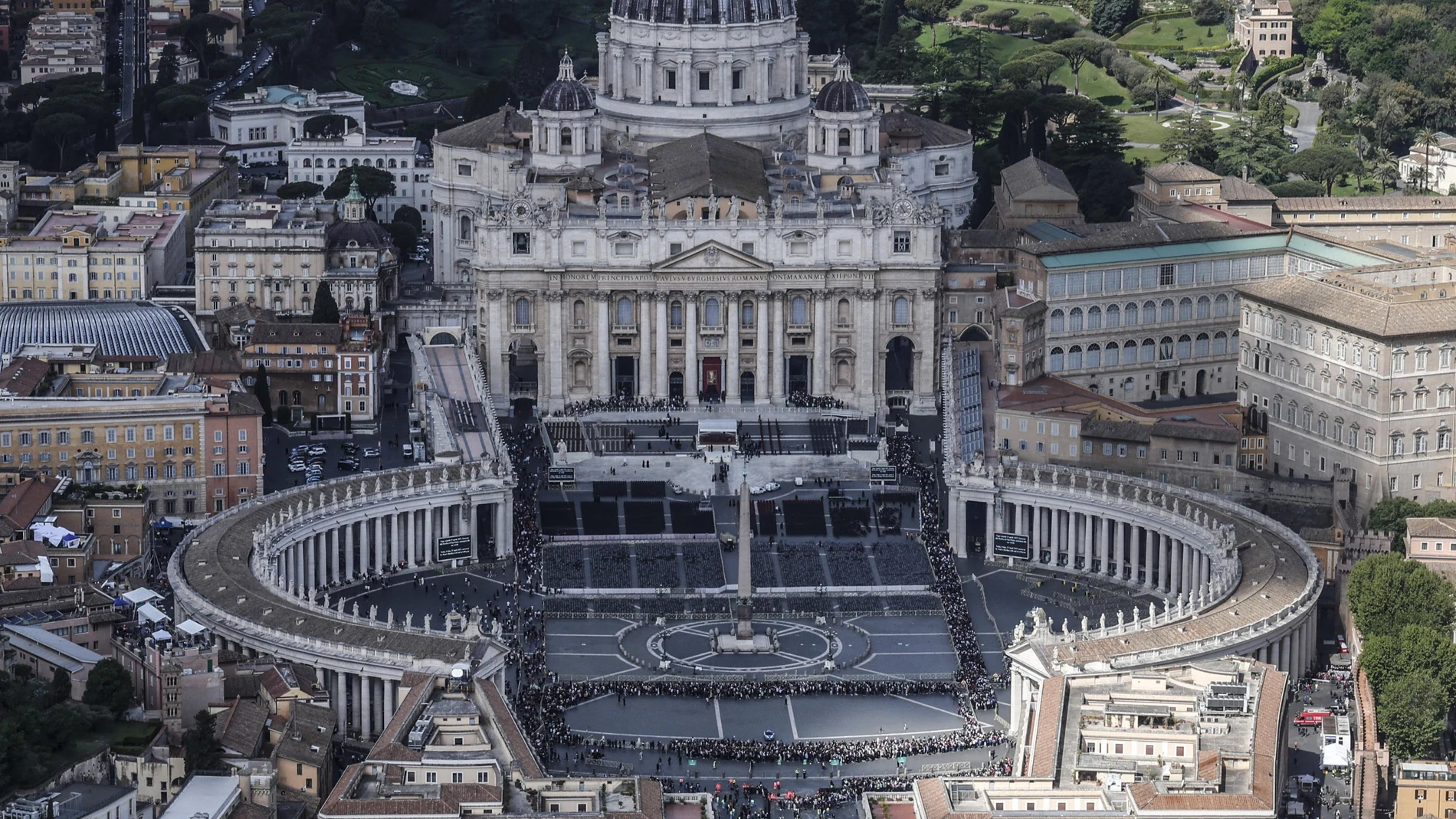Vista área de la fila para acceder a la Puerta Santa de la Basílica de San Pedro