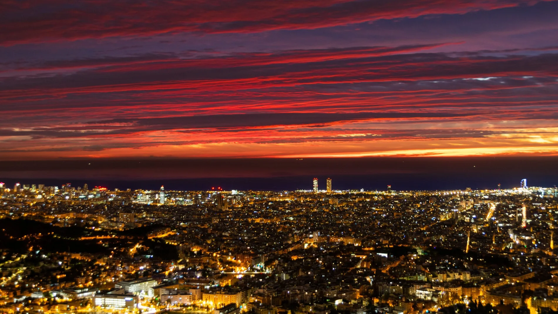 Foto de Barcelona en un atardecer