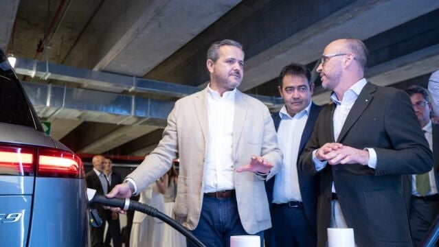 El consejero de Vivienda, Transportes e Infraestructuras, Jorge Rodrigo, en el nuevo aparcamiento de Nuevos Ministerios con la electrolinera