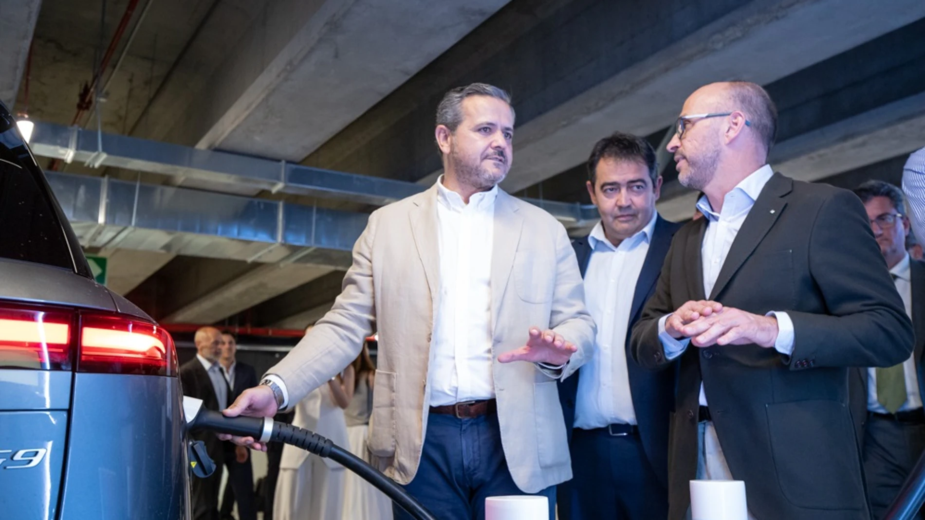 El consejero de Vivienda, Transportes e Infraestructuras, Jorge Rodrigo, en el nuevo aparcamiento de Nuevos Ministerios con la electrolinera