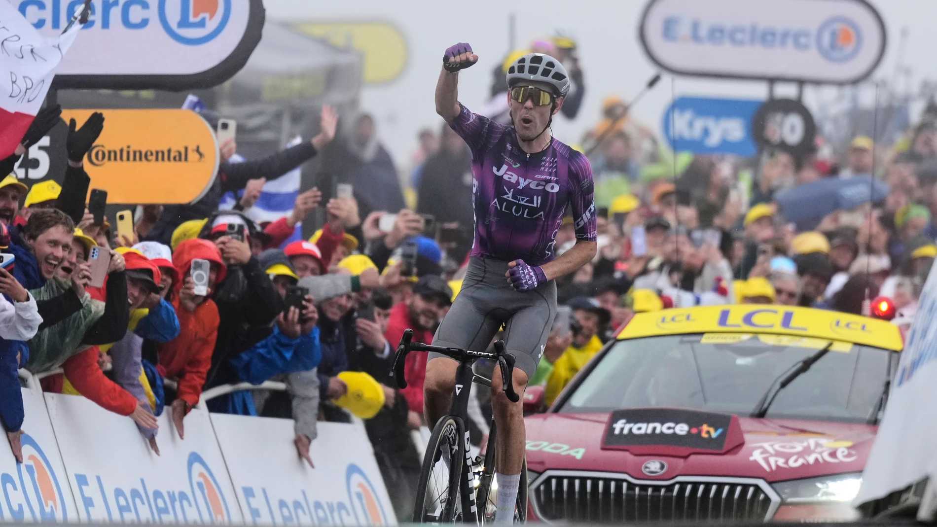 Australia's Ben O'Connor crosses the finish line to win the eighteenth stage of the Tour de France cycling race over 171.5 kilometers (106.6 miles) with start in Vif and finish in Courchevel Col de la Loze, France, Thursday, July 24, 2025. (AP Photo/Mosa'ab Elshamy)