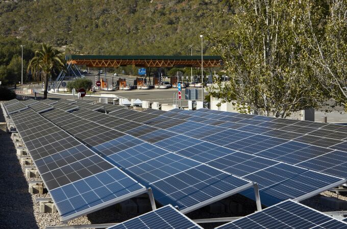 Paneles solares en la autopista C-32, en España