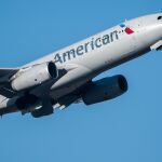 Economía.- American Airlines gana casi cuatro veces menos hasta junio y lanza previsión anual de 2025