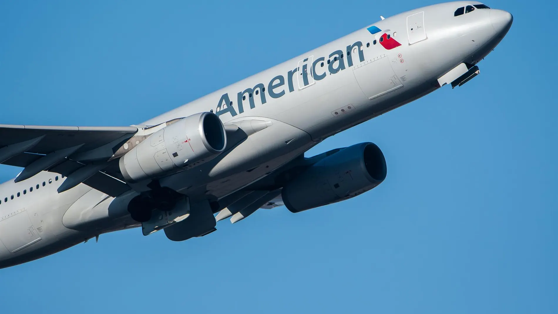 Economía.- American Airlines gana casi cuatro veces menos hasta junio y lanza previsión anual de 2025