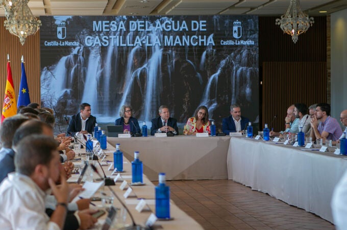 El jefe del Ejecutivo autonómico, Emiliano García-Page, preside la 6ª reunión de la Mesa Regional del Agua de Castilla-La Mancha. 