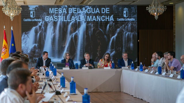 El jefe del Ejecutivo autonómico, Emiliano García-Page, preside la 6ª reunión de la Mesa Regional del Agua de Castilla-La Mancha. 
