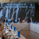 El jefe del Ejecutivo autonómico, Emiliano García-Page, preside la 6ª reunión de la Mesa Regional del Agua de Castilla-La Mancha. 
