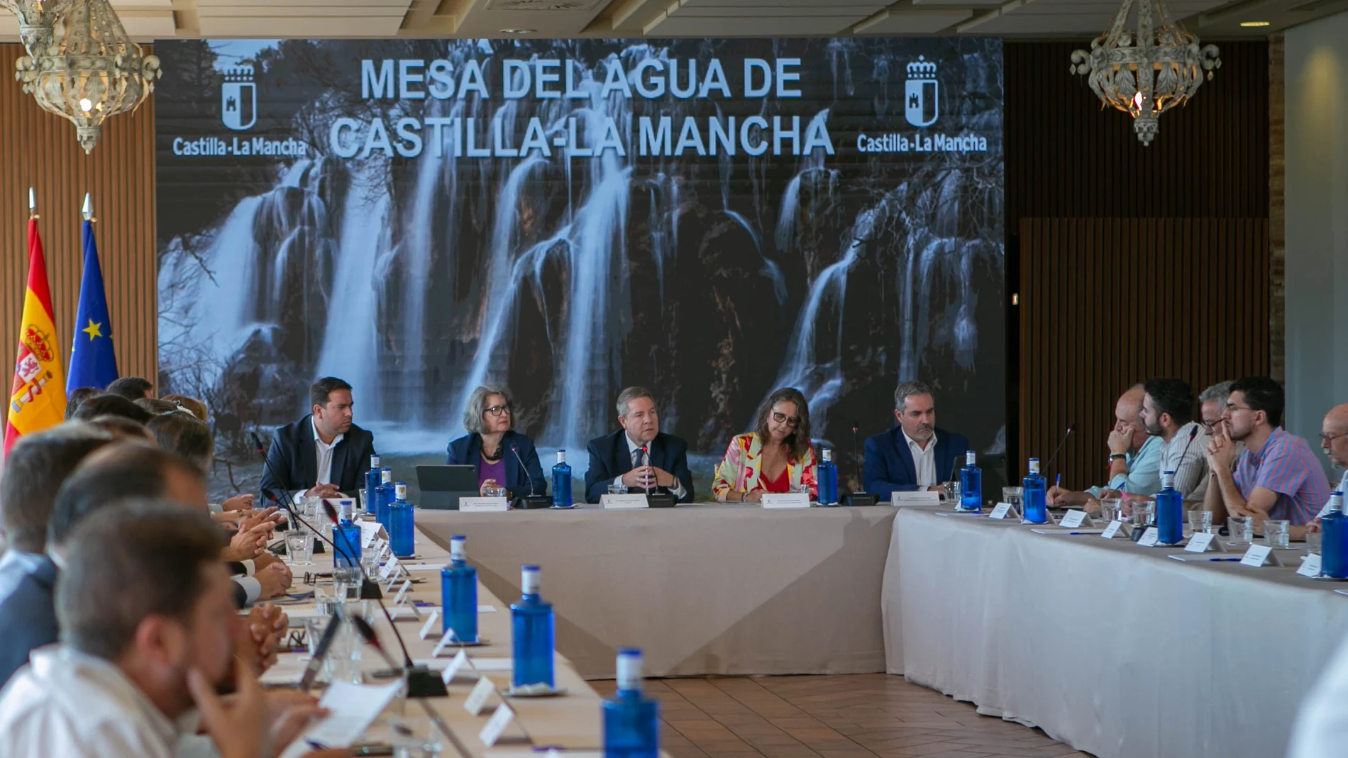 El jefe del Ejecutivo autonómico, Emiliano García-Page, preside la 6ª reunión de la Mesa Regional del Agua de Castilla-La Mancha.