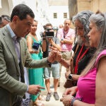El presidente de la Junta de Andalucía, Juanma Moreno, se reúne con madres de cuidados paliativos