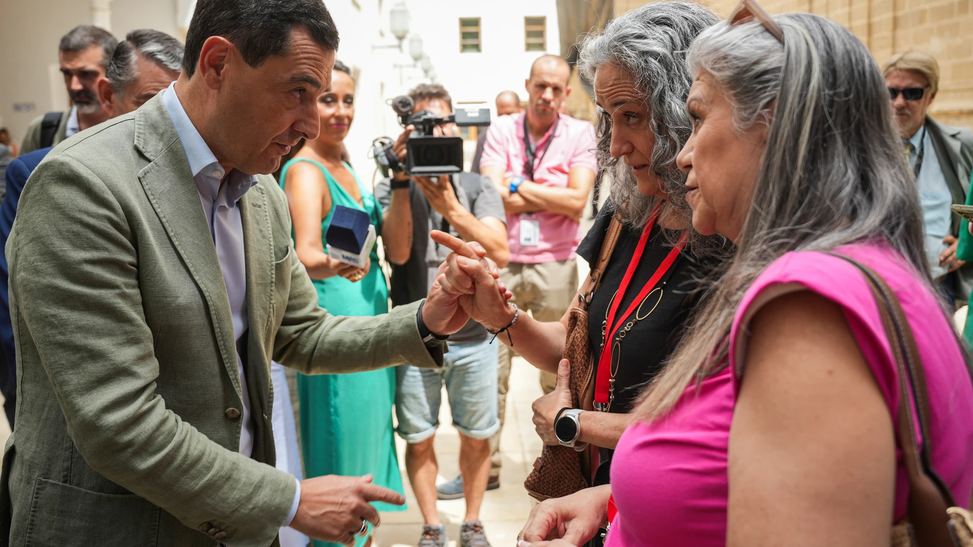 El presidente de la Junta de Andalucía, Juanma Moreno, se reúne con madres de cuidados paliativos, durante la sesión de control en el pleno del Parlamento andaluz. A 24 de julio de 2025, en Sevilla (Andalucía, España). El presidente de la Junta, Juanma Moreno, responde a las preguntas de los grupos en la sesión de control del último Pleno del Parlamento del periodo de sesiones.24 JULIO 2025María José López / Europa Press24/07/2025