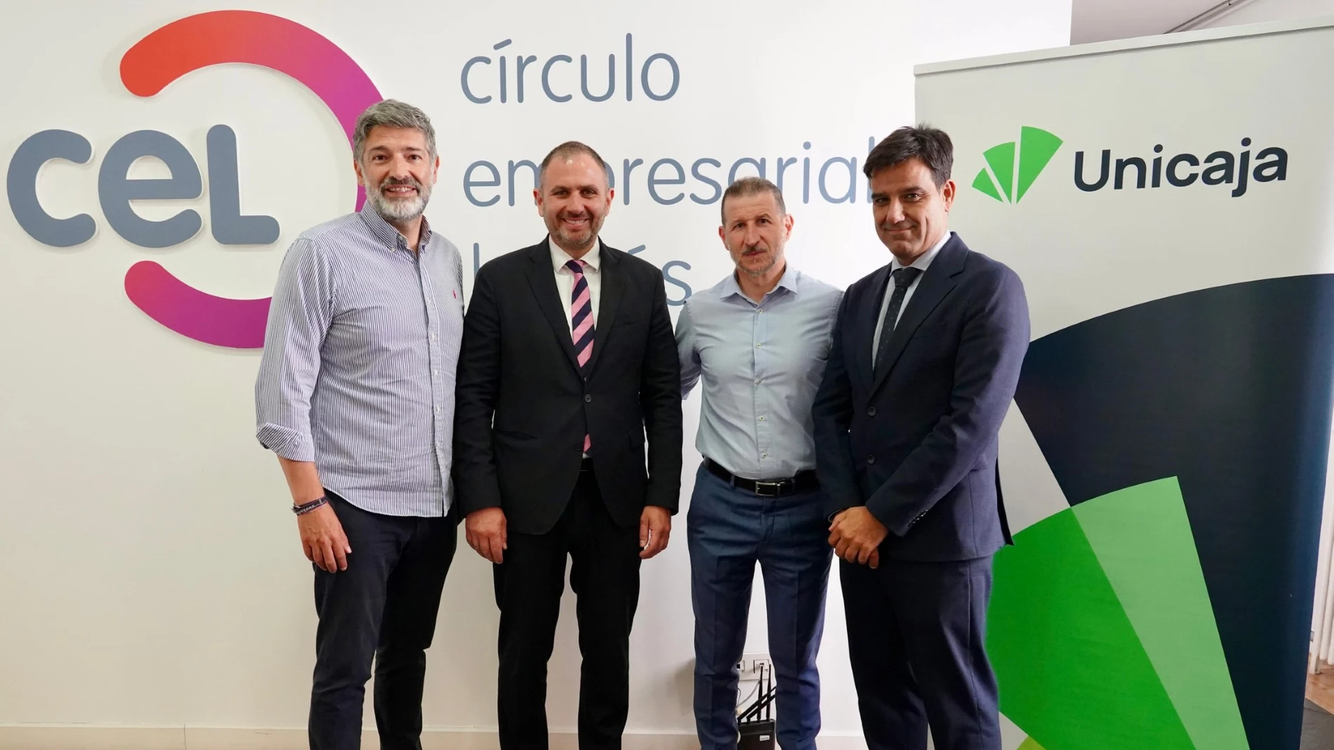 De izquierda a derecha, Julio César Álvare;, José María Fernández; Ángel González, gerente de CEL; y Manuel Rubio, director territorial de Unicaja en Castilla y León