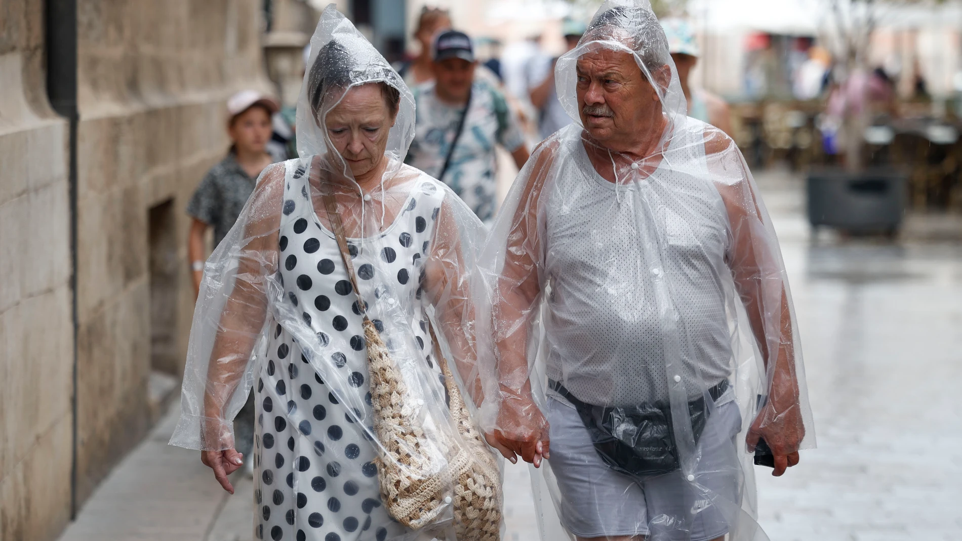 MANISES (VALÈNCIA), 24/07/2025.- Dos personas se protegen de la lluvia este jueves en València. Aemet ha establecido el aviso amarillo por lluvia y tormentas en Alicante y Valencia este jueves y también por fenómenos costeros en Alicante. EFE/ BIEL ALIÑO