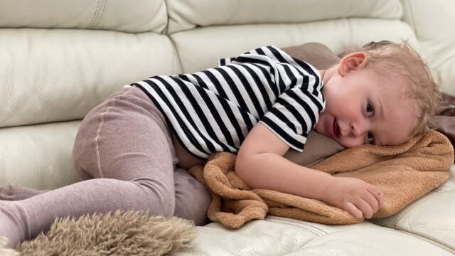 Niño en el sofá