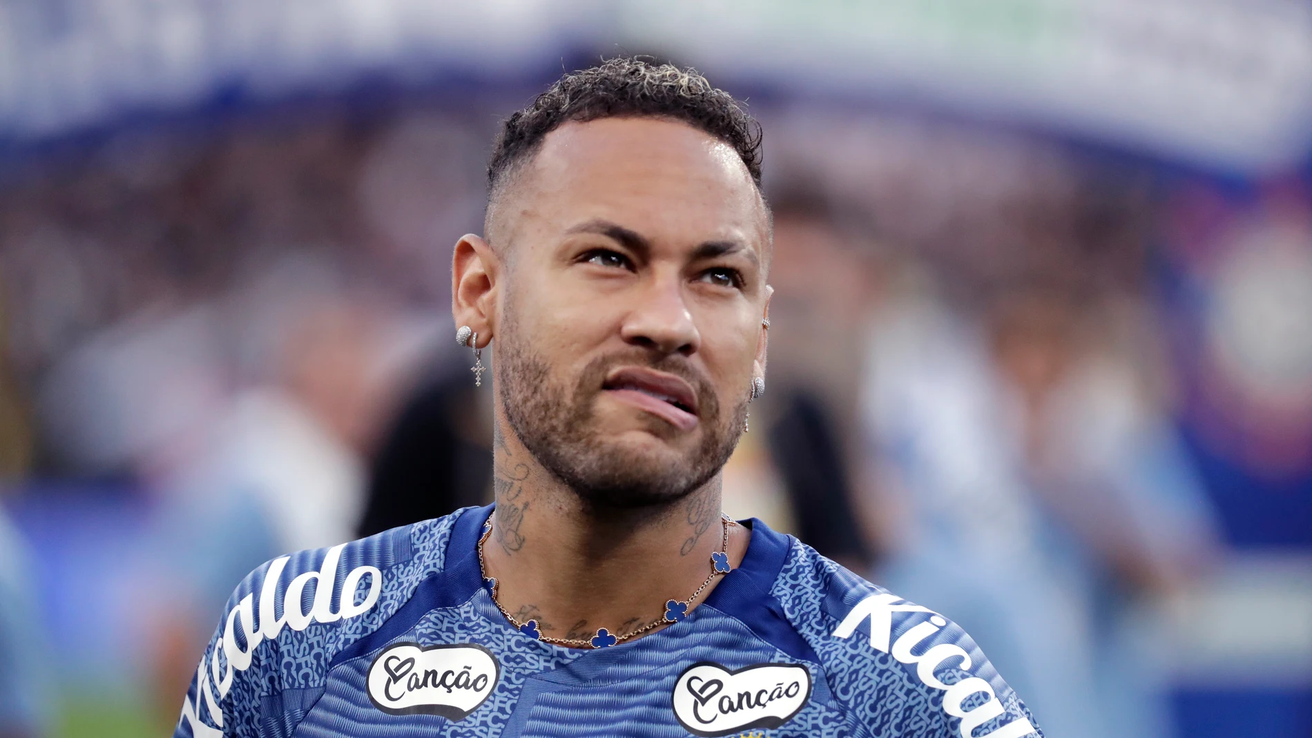 AME8269. BOGOTÁ (COLOMBIA), 24/07/2025.- Fotografía de archivo fechada el 09 marzo de 2025 de Neymar de Santos, reaccionando previo a un partido del campeonato Paulista entre Club Corinthians y Santos en el estadio Neo Química Arena en Sao Paulo (Brasil). El calvario de Neymar en el Santos continúa. Después de encadenar diversas lesiones, el 10 se ha mostrado contrariado con la afición, mientras ve cómo su equipo encalla en la zona de descenso del Campeonato Brasileño. EFE/ Sebastiao Moreira ...