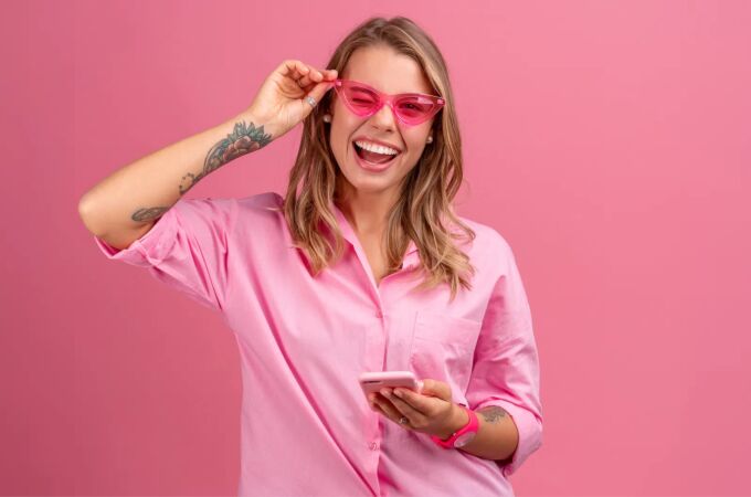 Rosa sin reglas: 7 looks (y gadgets) para llevar tu color favorito con estilo y personalidad 
