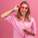 Rosa sin reglas: 7 looks (y gadgets) para llevar tu color favorito con estilo y personalidad 
