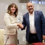 El presidente de la Diputación de León, Gerardo Álvarez Courel, y la rectora de la Universidad de León, Nuria González, firman un convenio de colaboración entre el ILC y la ULE sobre arqueología