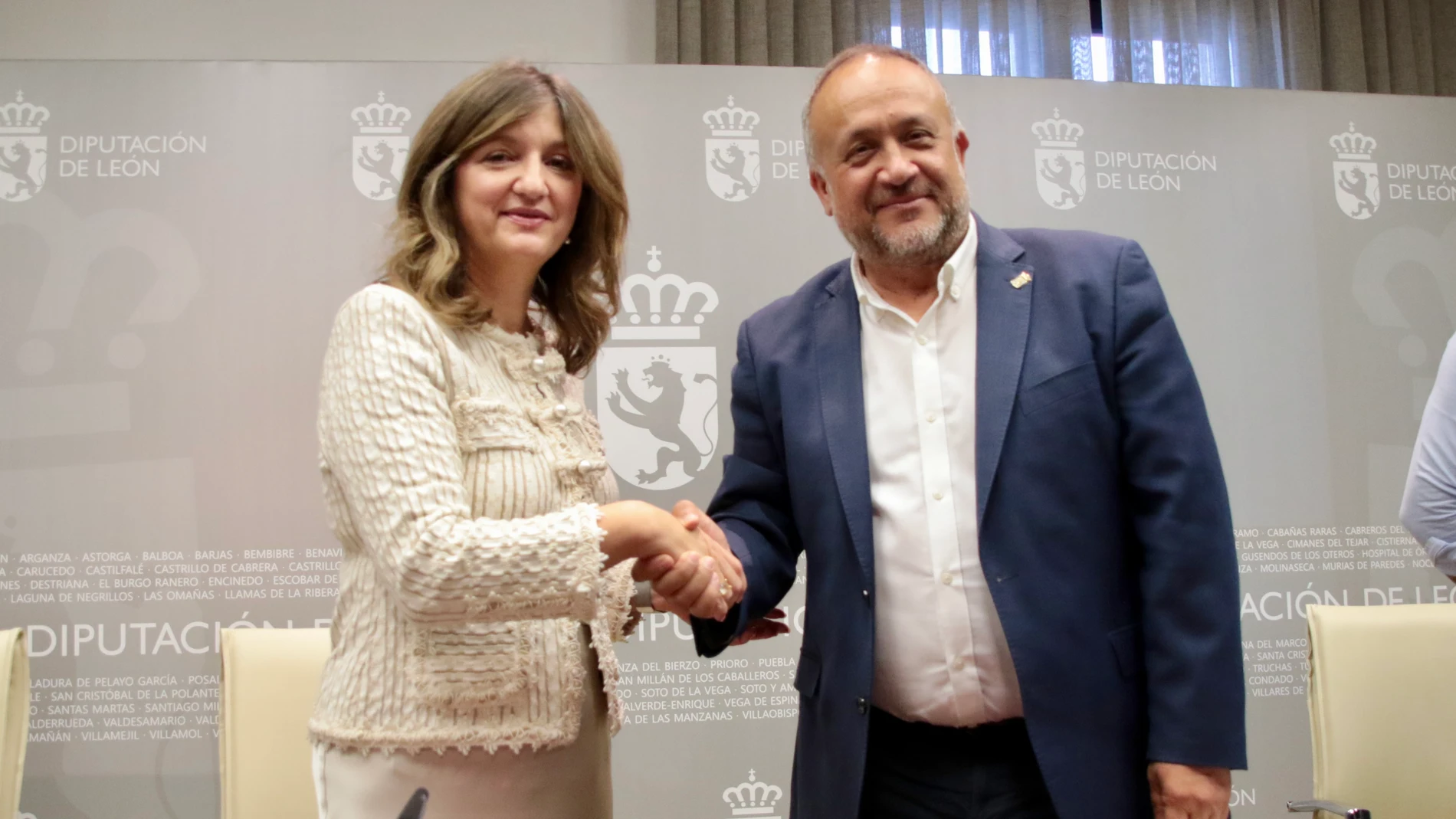El presidente de la Diputación de León, Gerardo Álvarez Courel, y la rectora de la Universidad de León, Nuria González, firman un convenio de colaboración entre el ILC y la ULE sobre arqueología