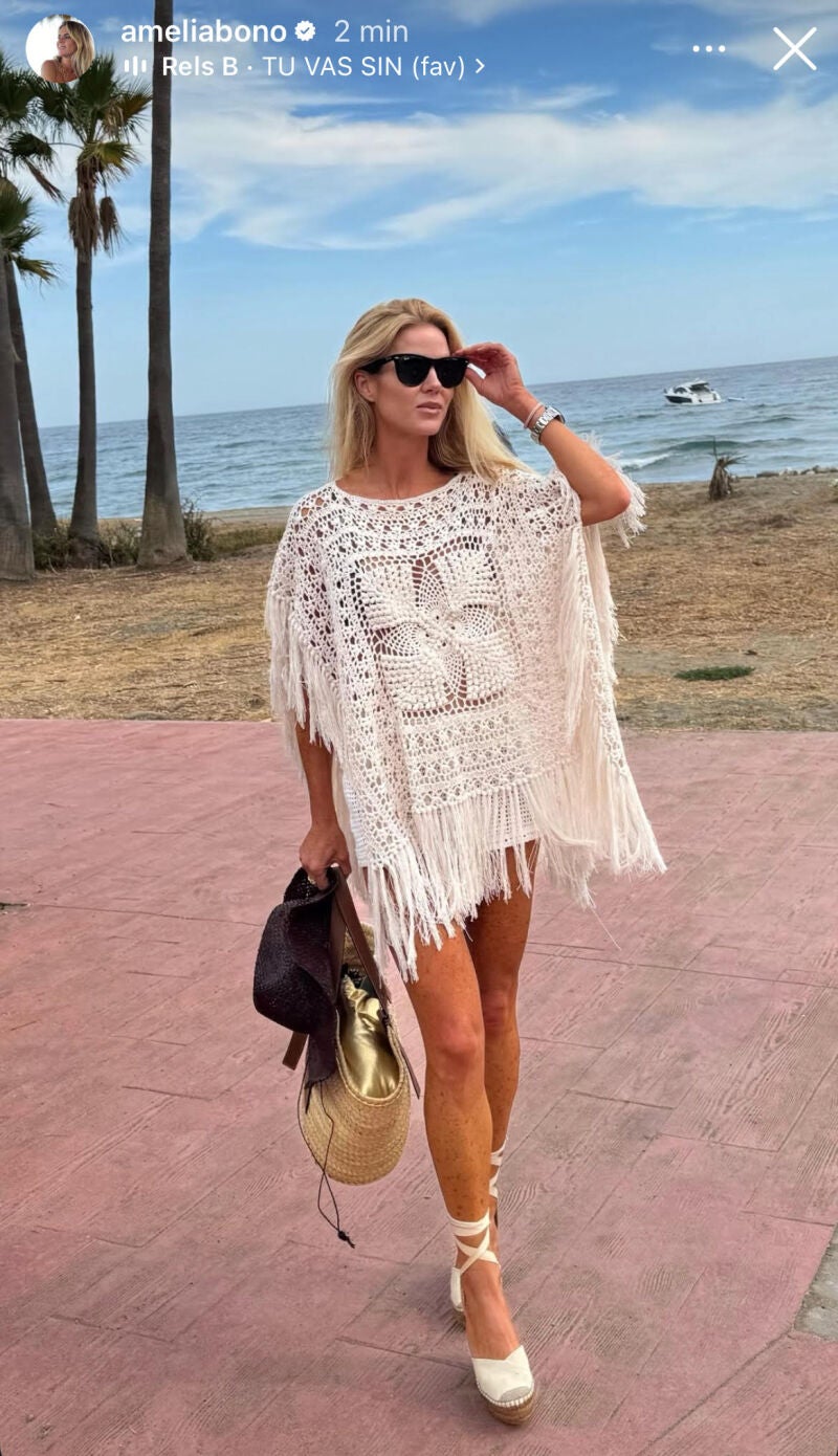 El look de Amelia Bono en la playa.