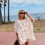 El look de Amelia Bono en la playa.