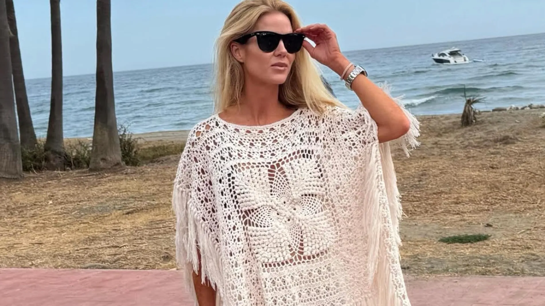 El look de Amelia Bono en la playa.