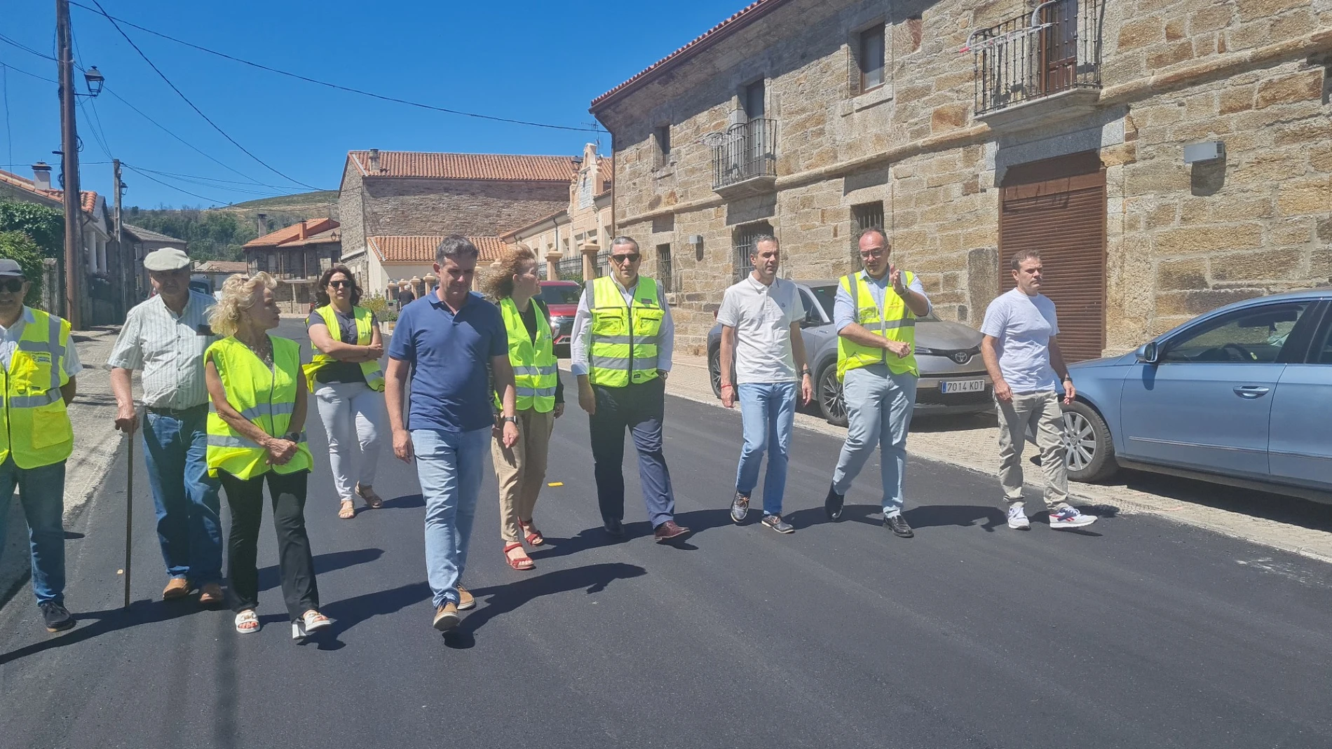 El presidente de la Diputación de Zamora, Javier Faúndez Domínguez, acompañado por el vicepresidente segundo y diputado por Sanabria-La Carballeda, Ramiro Silva Monterrubio, y la diputada responsable del Área de Carreteras, Atilana Martínez Mayado, visita las obras de mejora que se ejecutan en la travesía de Villardeciervos