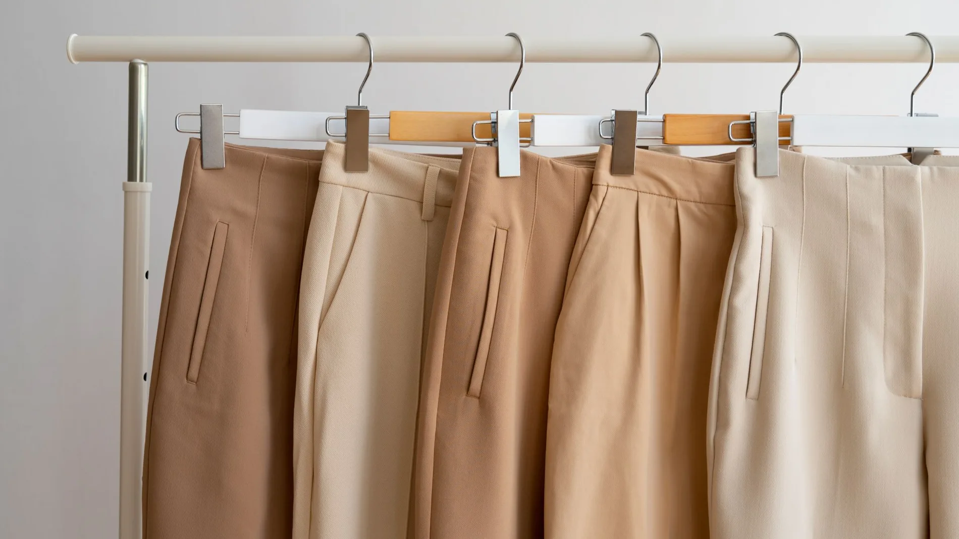 pantalones en perchas