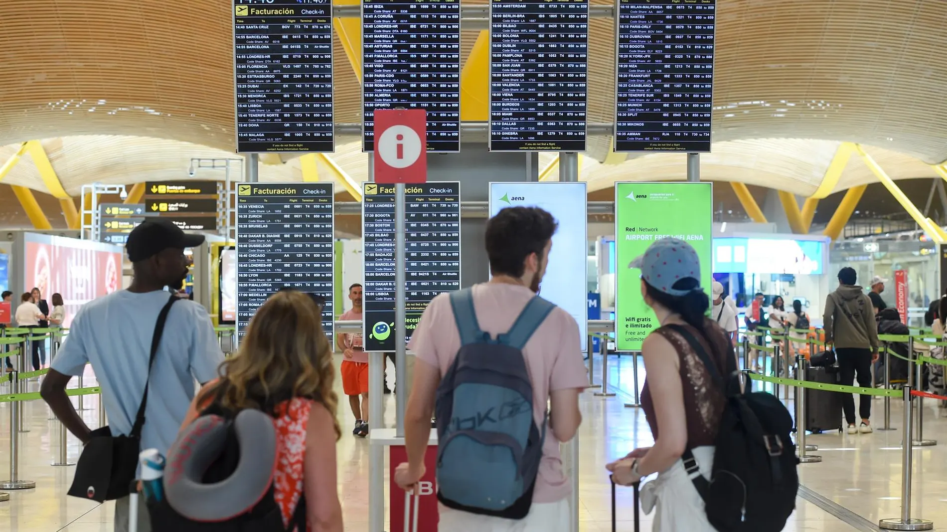 Pasajeros con equipaje en el Aeropuerto de Madrid-Barajas