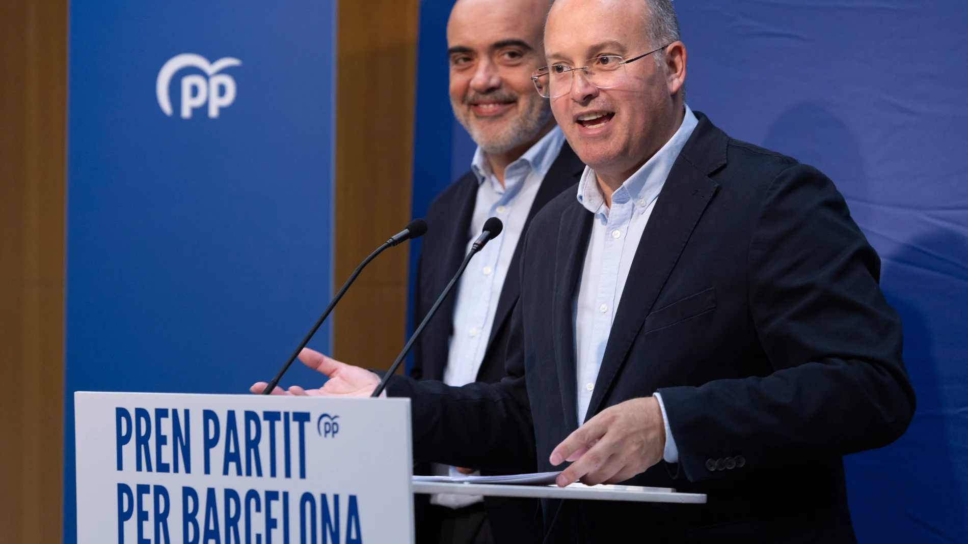 GRAFCAT820. BARCELONA, 24/07/2025.- El secretario general del PP, Miguel Tellado, junto con el líder del PP en el ayuntamiento de Barcelona, Daniel Sirera (i), durante la rueda de prensa que ha ofrecido este jueves en Barcelona. EFE/Marta Pérez