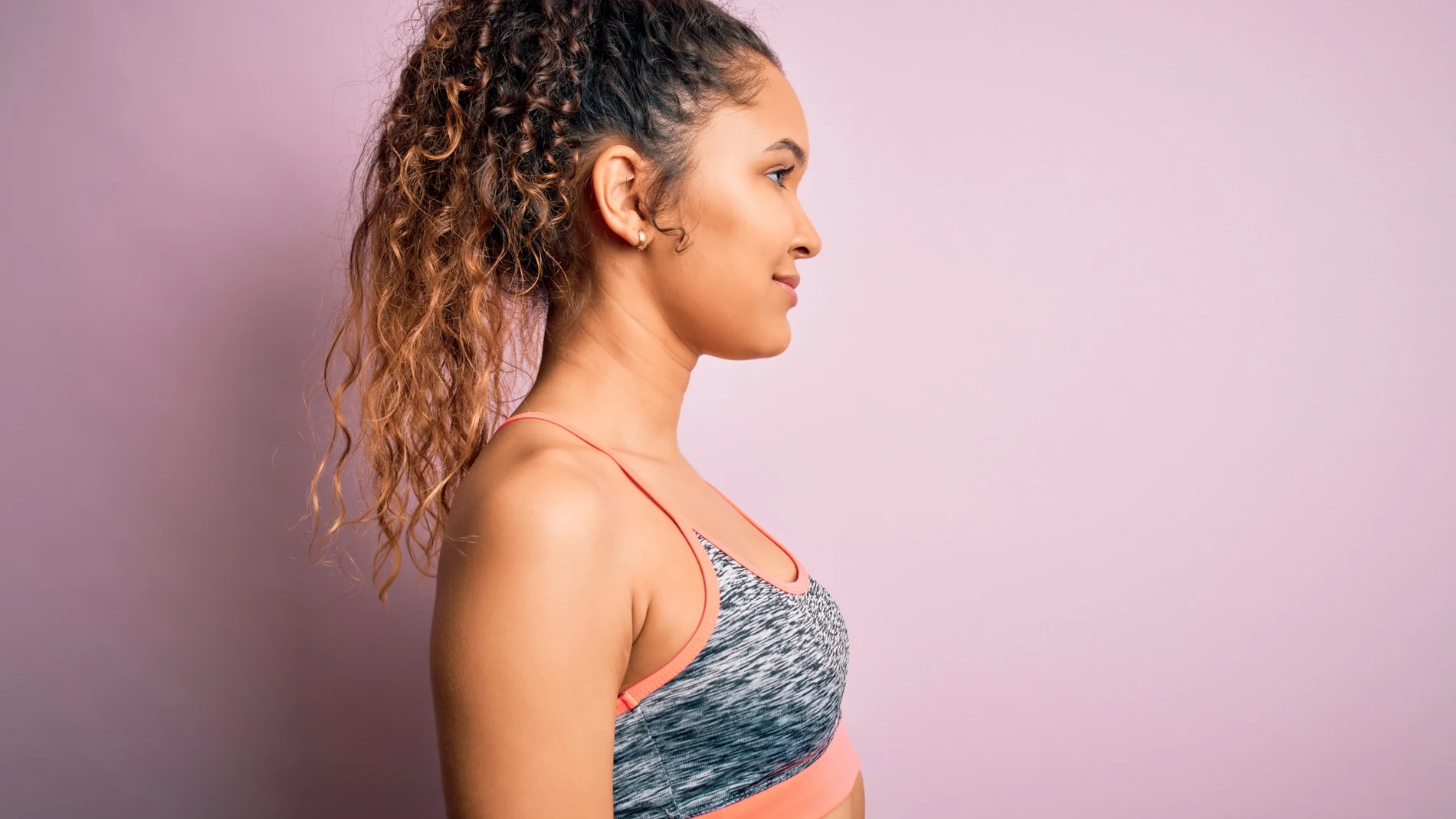 Mujer con look para ir al gym