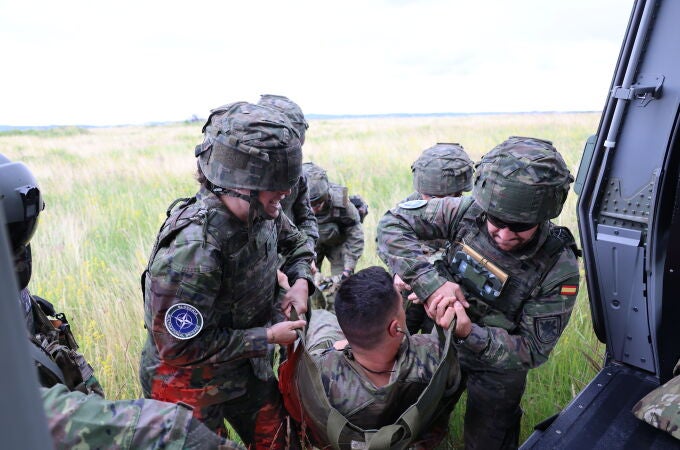 Ejercicio de evacuación sanitaria en un helicóptero NH-90