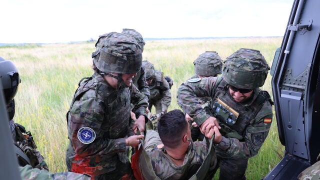 Ejercicio de evacuación sanitaria en un helicóptero NH-90
