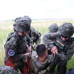 Ejercicio de evacuación sanitaria en un helicóptero NH-90