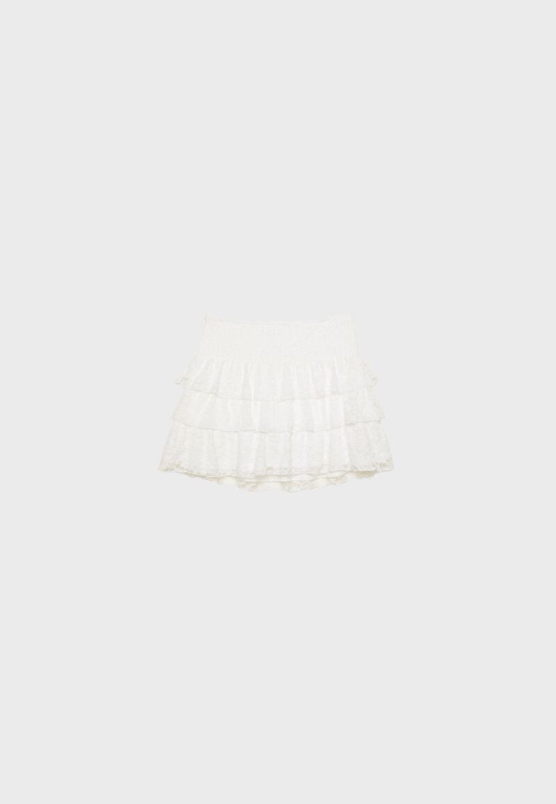 Minifalda de encaje en blanco.