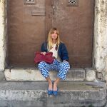 Influencer con look colorido.