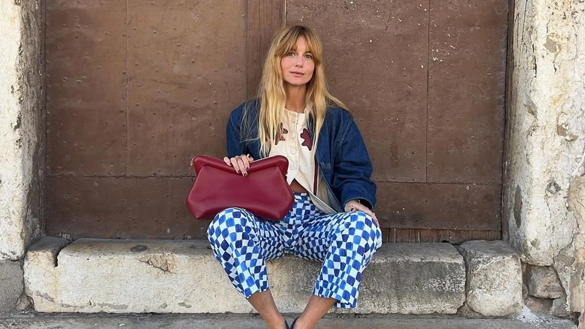 Influencer con look colorido.