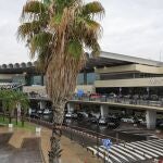  Aeropuerto de Manises (València). La compañía Vueling desembarcó este miércoles en el aeropuerto de València a un grupo de adolescentes franceses de un vuelo con destino París debido al "comportamiento conflictivo" de estos pasajeros que ponía "en riesgo el desarrollo seguro del vuelo", según ha informado la aerolínea y han confirmado a EFE fuentes de la Guardia Civil. 