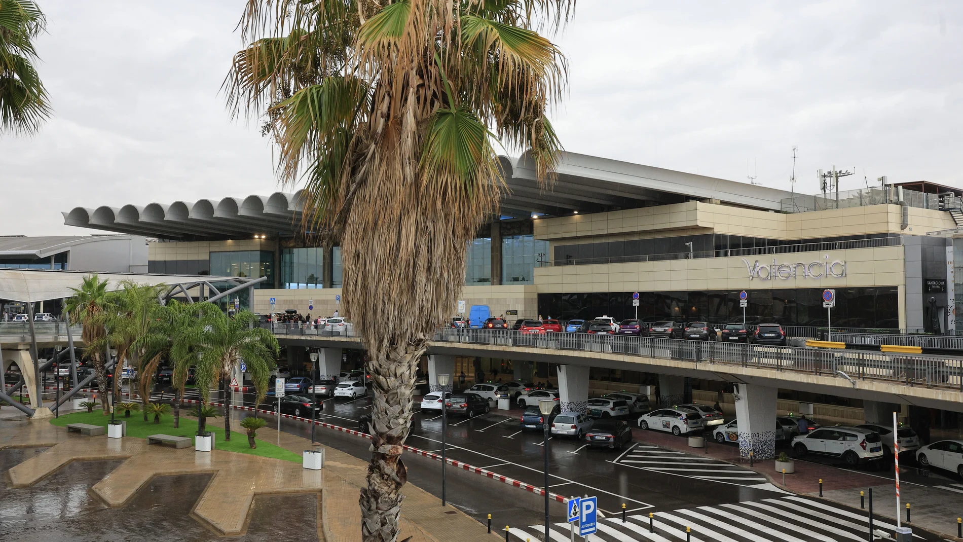 Aeropuerto de Manises (València). La compañía Vueling desembarcó este miércoles en el aeropuerto de València a un grupo de adolescentes franceses de un vuelo con destino París debido al "comportamiento conflictivo" de estos pasajeros que ponía "en riesgo el desarrollo seguro del vuelo", según ha informado la aerolínea y han confirmado a EFE fuentes de la Guardia Civil.