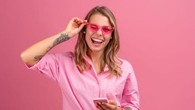 Rosa sin reglas: 7 looks (y gadgets) para llevar tu color favorito con estilo y personalidad