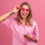 Rosa sin reglas: 7 looks (y gadgets) para llevar tu color favorito con estilo y personalidad
