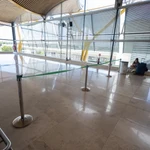 AENA prohíbe que las personas sin hogar duerman en todas las terminales del aeropuerto Adolfo Suárez Madrid-Barajas