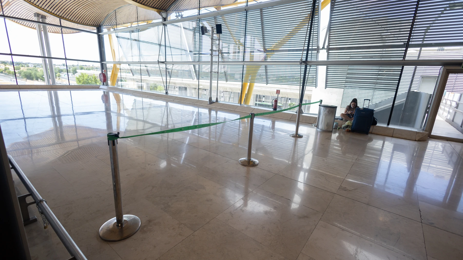 Zona balizada en la Terminal 4 del aeropuerto Adolfo Suárez Madrid-Barajas, a 24 de julio de 2025, en Madrid (España). AENA prohíbe dormir o pernoctar en todas las terminales del aeropuerto a partir de hoy. La medida afecta principalmente a personas sin hogar, que desde hace años habían utilizado las instalaciones para refugiarse durante la noche. El acceso nocturno queda restringido: solo pueden permanecer pasajeros con billete, sus acompañantes y trabajadores acreditados.24 JULIO 2025;AEN...