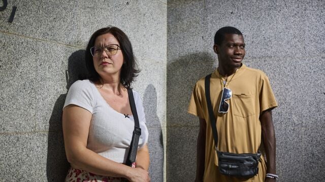 Maria, de 37 años, ucraniana, junto a Mohamed (22 años), de Mali