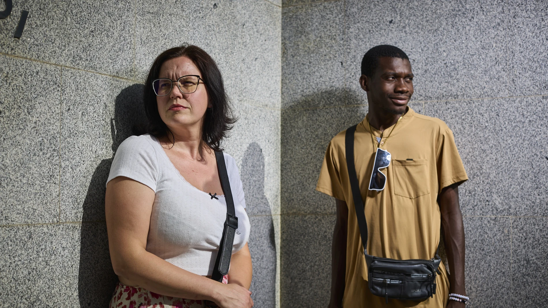 Maria, de 37 años, ucraniana, junto a Mohamed (22 años), de Mali