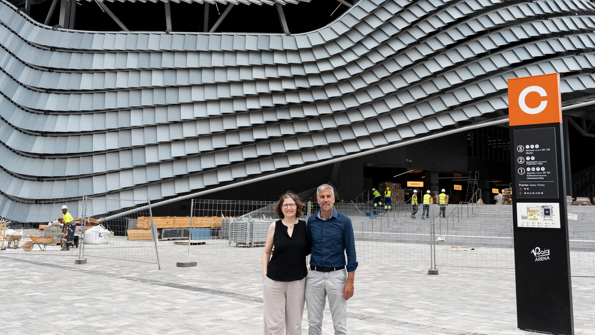 Simone Pilon, directora ejecutiva de Berklee Valencia, y Víctor Sendra, director general del Roig Arena