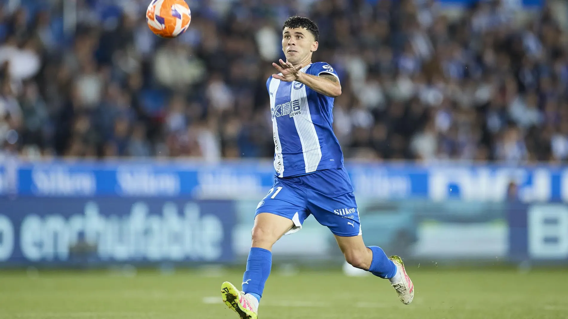 Fútbol.- El centrocampista catalán Carles Aleñá regresa en propiedad al Deportivo Alavés hasta 2029