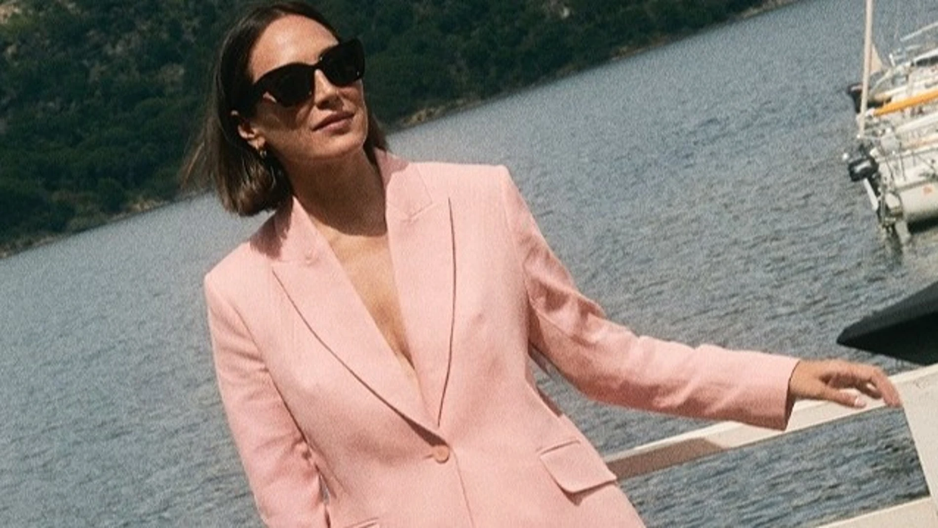 Tamara Falcó con traje rosa claro de TFP by Tamara Falcó en exterior, verano 2025.